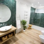 Bagno moderno con doccia walk-in, rivestimenti in ceramica verde e dettagli in legno – Villa Giardino degli Ulivi, Sicilia
