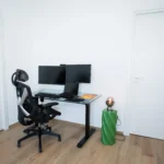 Postazione smart working con doppio monitor, scrivania in vetro e sedia ergonomica – Villa Giardino degli Ulivi, Sicilia