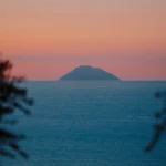 Tramonto su Alicudi visto da Villa Giardino degli Ulivi, casa vacanze con vista mare a Capo d’Orlando, Sicilia.